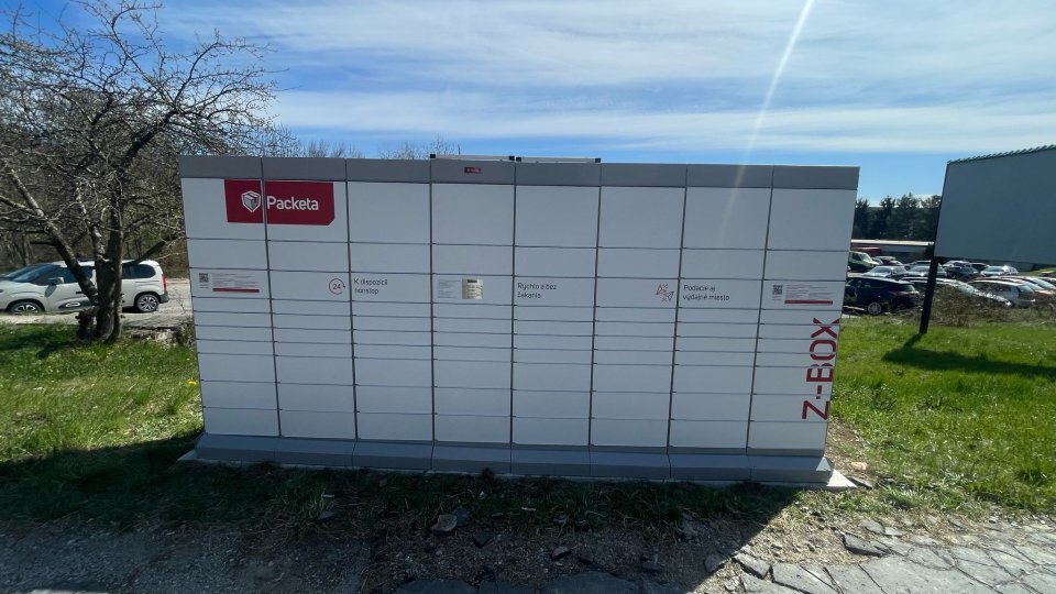 Z-BOX Banská Bystrica, Sládkovičova (pri zástavke)
