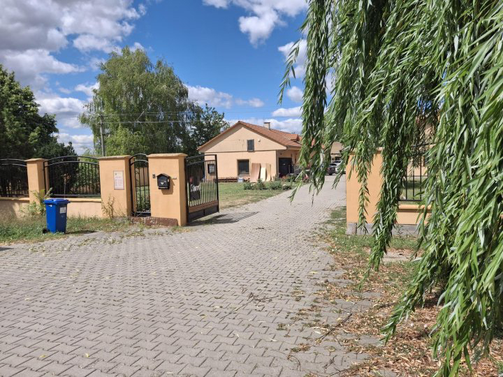 Báb, Alexandrov dvor 476