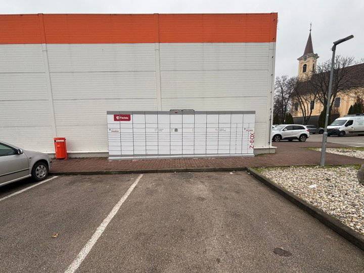 Z-BOX Dvory nad Žitavou, Hlavné námestie 1200/17 (COOP Jednota)