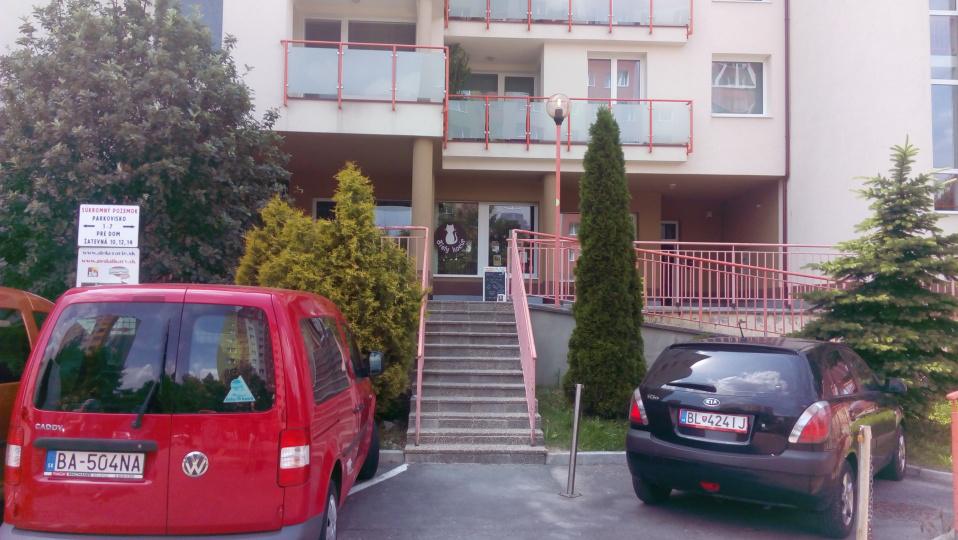 Bratislava-Dúbravka, Žatevná 10