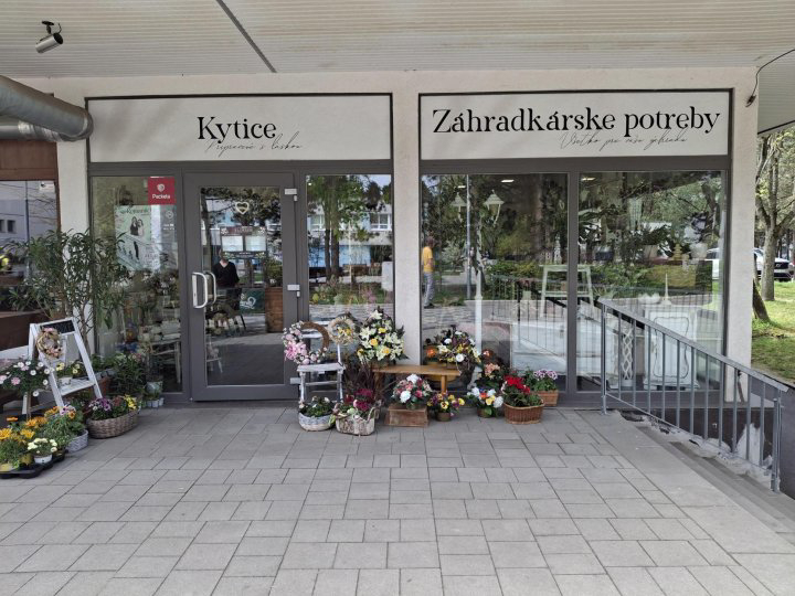 Bratislava-Lamač,Malokarpatské námestie 7 (Kvety)