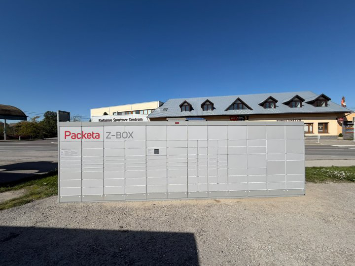 Z-BOX Košeca, Hlavná ulica (autobusová zastávka Námestie)