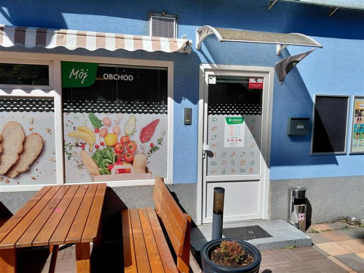 Bratislava-Karlova Ves, Jurigovo námestie 10