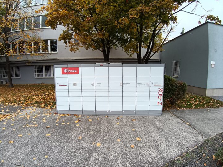 Z-BOX Bratislava, Na pántoch 8555