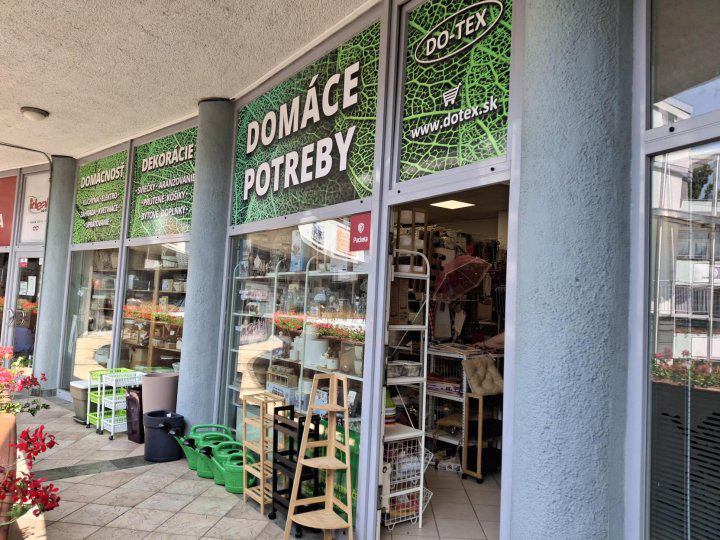 Bratislava-Nové Mesto, Hálkova 1 (Domáce potreby)