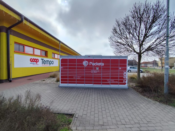 Z-BOX Bánov, Novozámocká 1701/58A (COOP Jednota)